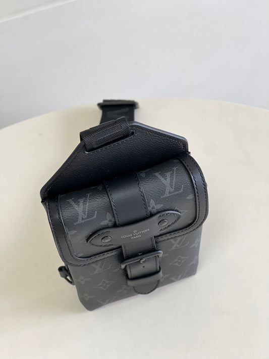 LV Saumur Slingbag Monogram Eclipse Black For Men, Bags, Crossbody Bags 7.1in/18cm LV M45912