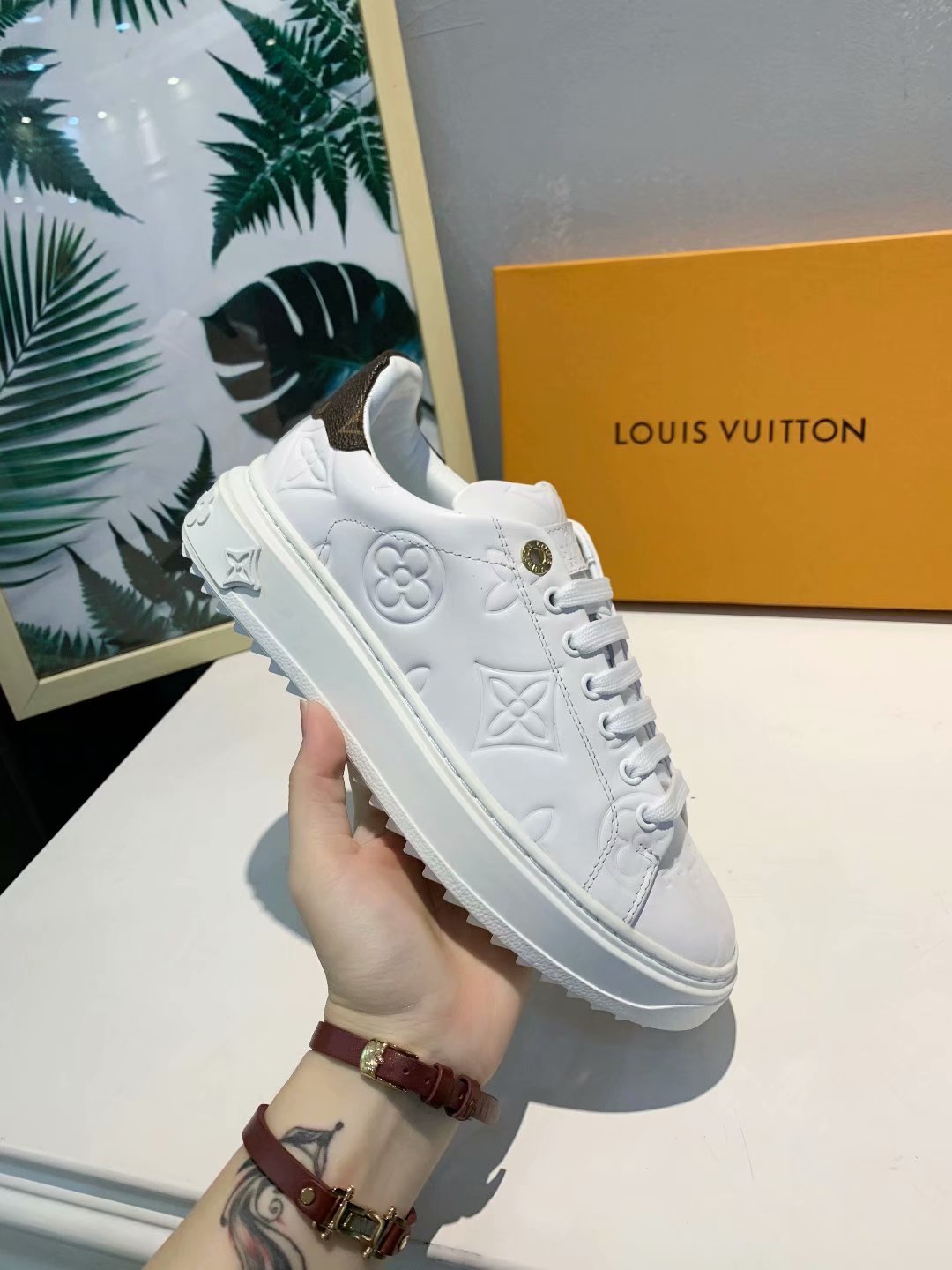 BL - High Quality Luv Sneaker 219