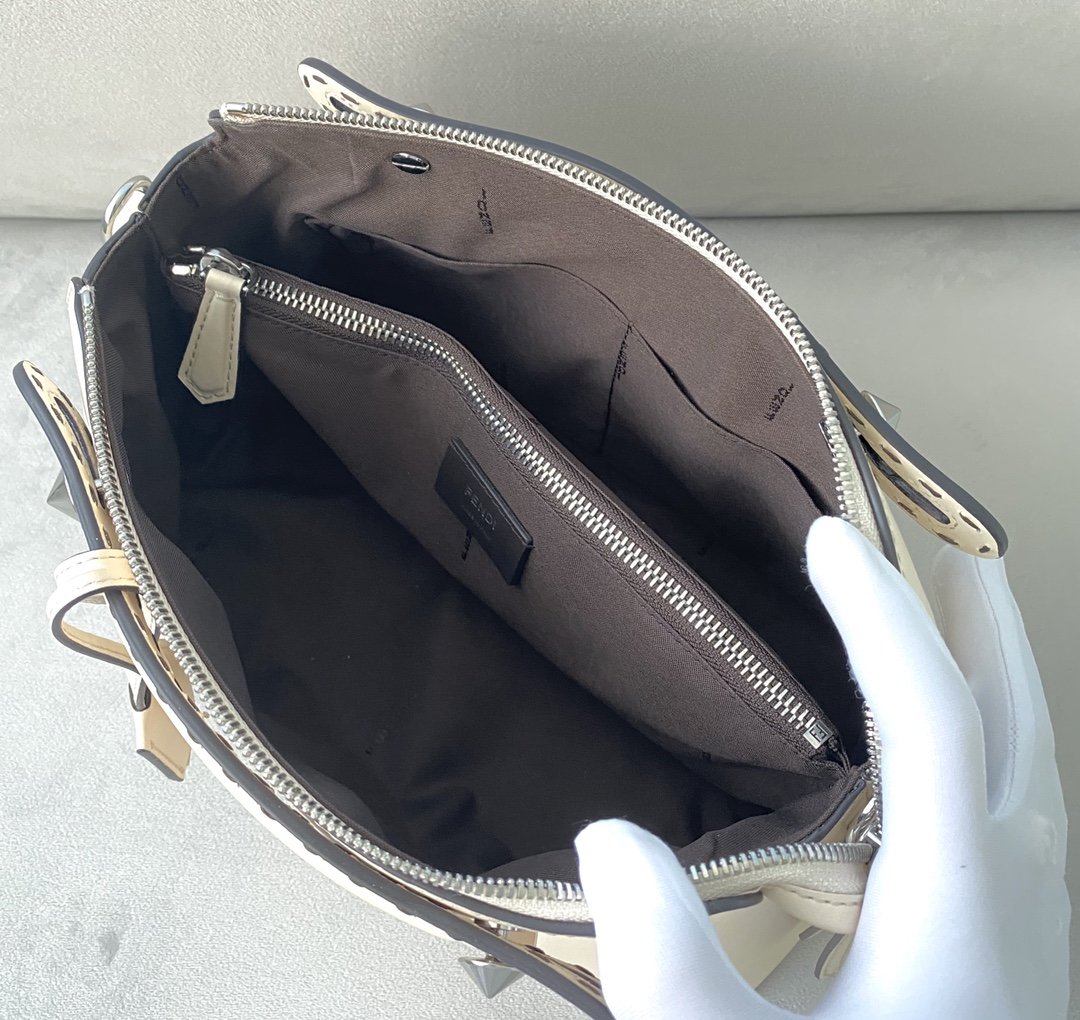 By The Way Medium White For Women, Women’s Handbags, Shoulder And Crossbody Bags 10.6in/27cm FF 8BL146