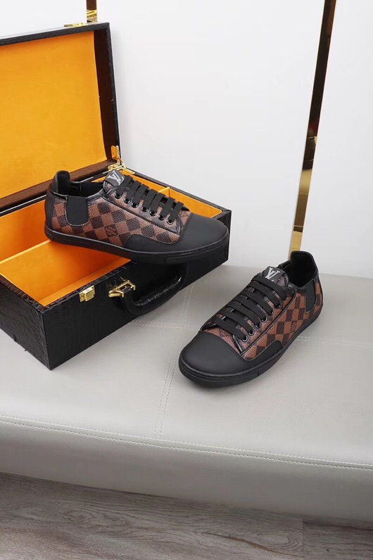 BL - High Quality Luv Sneaker 054